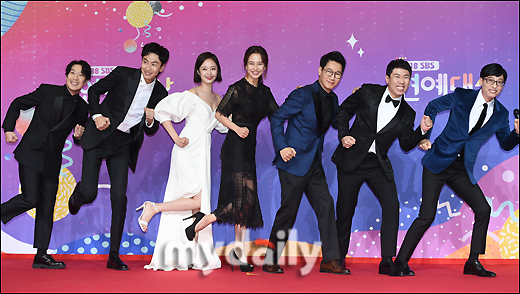 The Running Man team is posing at the 2018 SBS Entertainment Awards Awards photo wall event held at SBS prism tower in Sangam-dong, Seoul on the afternoon of the 28th.