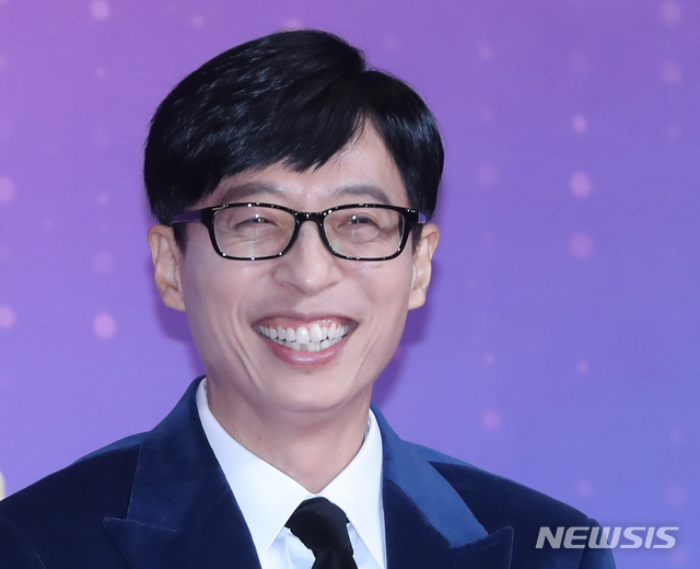 [Seoul=] = The comedian Yoo Jae-Suk poses at SBS prism tower in Sangam-dong, Mapo-gu, Seoul on the night of the awards ceremony of 2018 SBS Entertainment Awards. December 28, 2018.