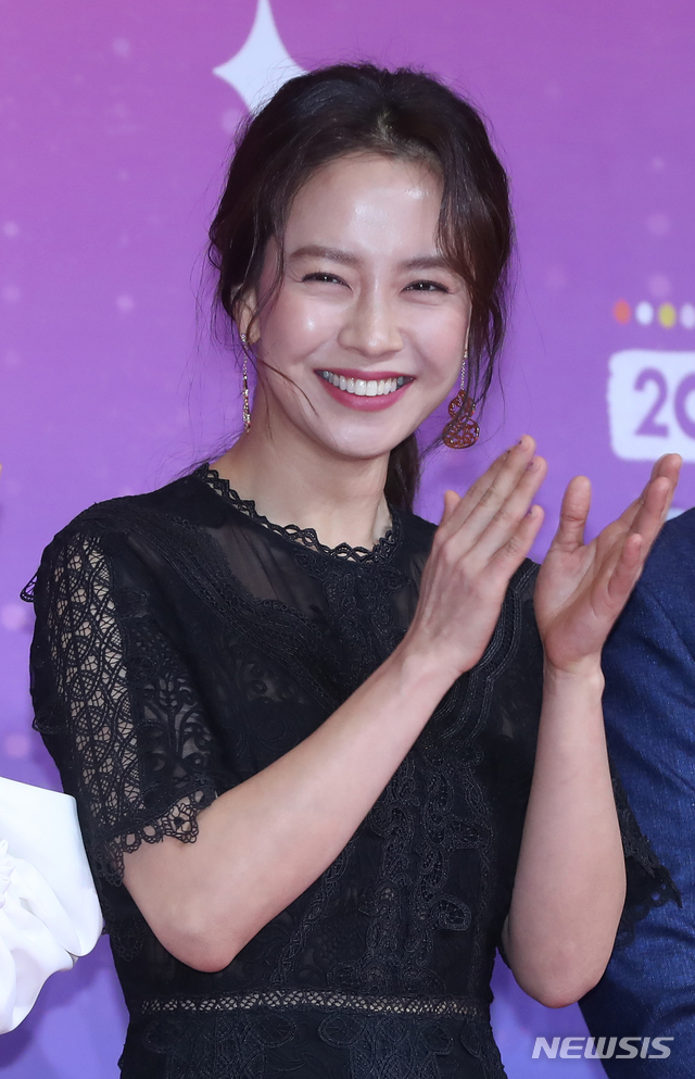 [Seoul=] = Running Man team Song Ji-hyo is applauding at SBS prism tower in Sangam-dong, Seoul Mapo-gu on the night of the awards ceremony of 2018 SBS Entertainment Grand Prize.December 28, 2018.