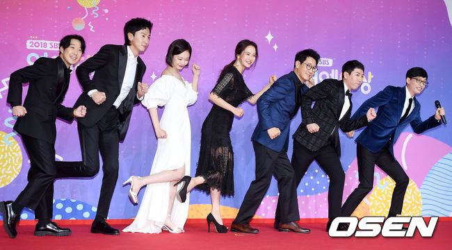 At the 2018 SBS Entertainment Awards photo wall event held at SBS Prism tower lobby in Mapo-gu, Seoul on the afternoon of the 28th (from right), Yoo Jae-Suk, Yang Se-chan, Ji Suk-jin, Song Ji-hyo, Jeon So-min, Lee Kwang-soo and Haha have photo time.