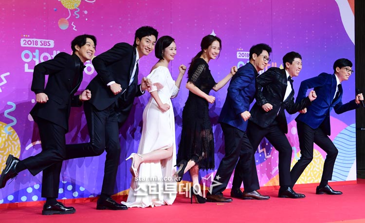 The 2018 SBS Entertainment Awards were held at Sangam-dong SBS on the afternoon of the 28th.Candidates include Kang Ho-dong, Kim Gu-ra, Kim Byung-man, Kim Sook, Kim Jong-kook, Baek Jong-won, Shin Dong-yeop, Yoo Jae-seok, Lee Seung-gi and Movengers.The awards ceremony was hosted by Park Su-hong, Han Go-eun and Kim Jong-kook.The Running Man team is posing.