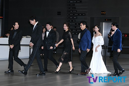 The Running Man team is attending the 2018 SBS Entertainment Awards held at the Sangam-dong SBS Prism Tower in Mapo-gu, Seoul on the afternoon of the 28th.The 2018 SBS Entertainment Awards, hosted by Park Soo-hong, Hgo Eun and Kim Jong Kook, is decorated with the subtitle Meeting and is a year-end festival to look back on the entertainment program that has been loved for the year 2018. It is broadcast live through SBS.