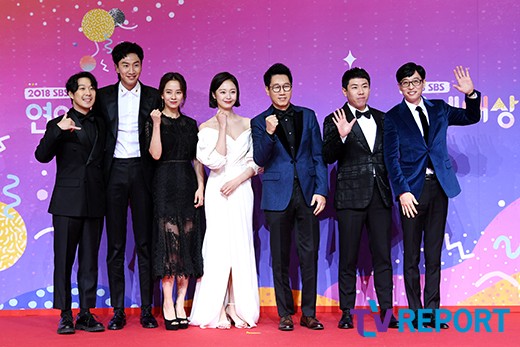 The Running Man team attended the 2018 SBS Entertainment Awards held at the Sangam-dong SBS prism tower in Mapo-gu, Seoul on the afternoon of the 28th.The 2018 SBS Entertainment Awards, hosted by Park Soo-hong, Hgo Eun and Kim Jong Kook, is decorated with the subtitle Meeting and is a year-end festival to look back on the entertainment program that has been loved for the year 2018. It is broadcast live through SBS.
