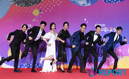The Running Man team attended the 2018 SBS Entertainment Awards held at the Sangam-dong SBS prism tower in Mapo-gu, Seoul on the afternoon of the 28th.The 2018 SBS Entertainment Awards, hosted by Park Soo-hong, HGO Eun, and Kim Jong-guk, is decorated with the subtitle Meeting and is a year-end festival to look back on the entertainment program that has been loved for the year 2018. It is broadcast live on SBS.