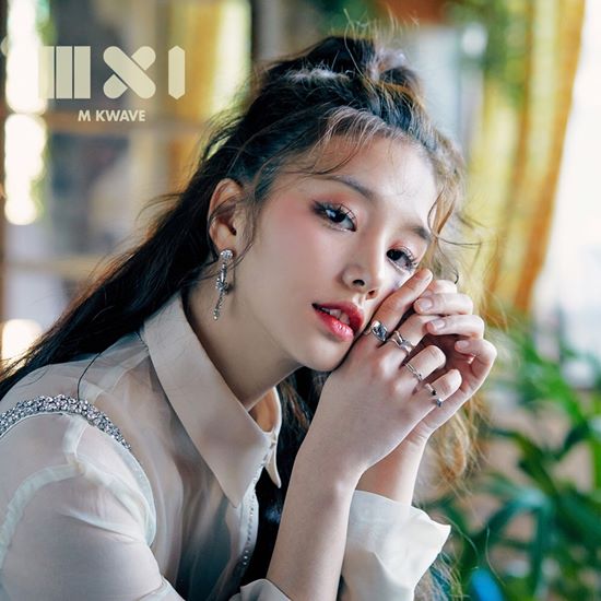 Ahn Sol-bin of girl group LABOUM released a retro-style picture through M KWAVE, a Korean wave magazine.Ahn Sol-bin showed his picture through M KWAVE 53 released on the 28th.Ahn Sol-bin, a public picture book, expressed the style and retro sensibility of the 90s with a unique fashion digestive power with the concept of 1997 Retro SOLBIN.Retro items and a hip look that gave points in color, Retro style on the theme of street fashion in the 90s, and a look that gave a sense of unity of color with a plump kitsch look. Retro-shaped glasses make the feeling of the 90s more alive.Meanwhile, Ahn Sol-bin will be working as a food fairy on the Olive TV One Night Food Trip: One Pic Road which will be broadcast on the 30th.Photo: Global H-media