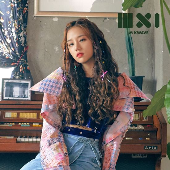 Ahn Sol-bin of girl group LABOUM released a retro-style picture through M KWAVE, a Korean wave magazine.Ahn Sol-bin showed his picture through M KWAVE 53 released on the 28th.Ahn Sol-bin, a public picture book, expressed the style and retro sensibility of the 90s with a unique fashion digestive power with the concept of 1997 Retro SOLBIN.Retro items and a hip look that gave points in color, Retro style on the theme of street fashion in the 90s, and a look that gave a sense of unity of color with a plump kitsch look. Retro-shaped glasses make the feeling of the 90s more alive.Meanwhile, Ahn Sol-bin will be working as a food fairy on the Olive TV One Night Food Trip: One Pic Road which will be broadcast on the 30th.Photo: Global H-media