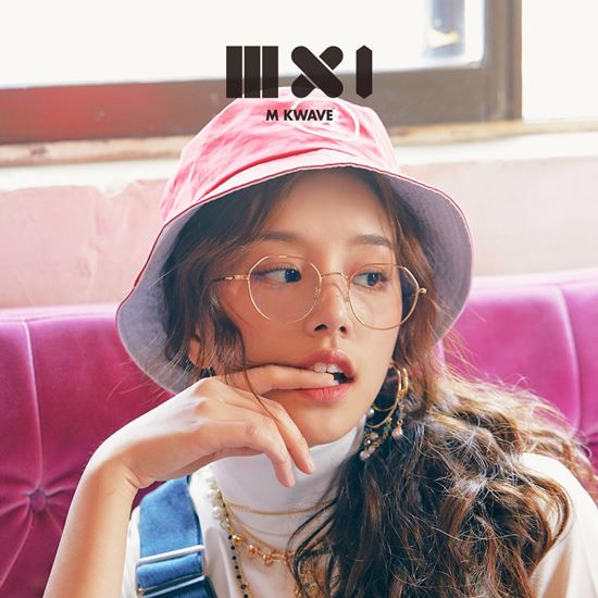 Ahn Sol-bin of girl group LABOUM released a retro-style picture through M KWAVE, a Korean wave magazine.Ahn Sol-bin showed his picture through M KWAVE 53 released on the 28th.Ahn Sol-bin, a public picture book, expressed the style and retro sensibility of the 90s with a unique fashion digestive power with the concept of 1997 Retro SOLBIN.Retro items and a hip look that gave points in color, Retro style on the theme of street fashion in the 90s, and a look that gave a sense of unity of color with a plump kitsch look. Retro-shaped glasses make the feeling of the 90s more alive.Meanwhile, Ahn Sol-bin will be working as a food fairy on the Olive TV One Night Food Trip: One Pic Road which will be broadcast on the 30th.Photo: Global H-media