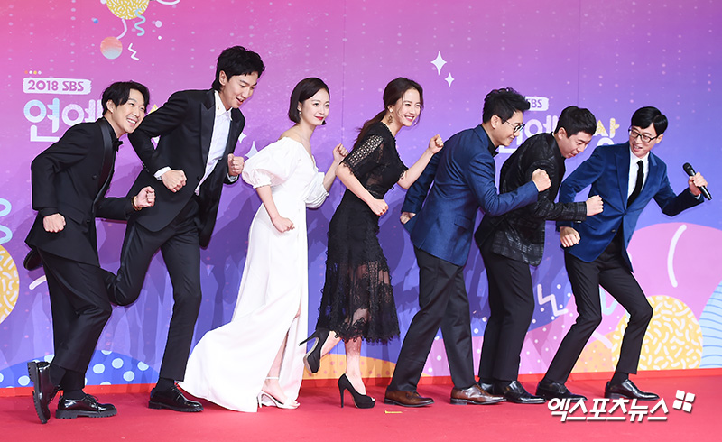 Haha, Lee Kwang-soo, Jeon So-min, Song Ji-hyo, Ji Suk-jin, Yang Se-chan and Yoo Jae-Suk, who attended the 2018 SBS Entertainment Awards photo wall event held at SBS Prism tower in Sangam-dong, Seoul on the afternoon of the 28th, have photo time.