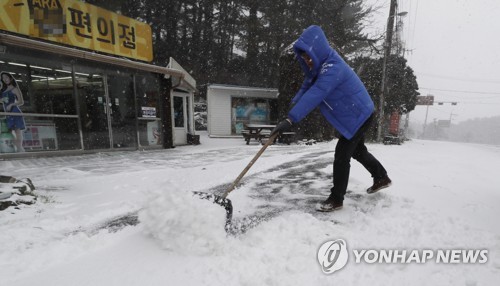 폭설에 이어지는 제설작업 (제주=연합뉴스) 변지철 기자 = 제주 산지에 대설주의보가 내려진 28일 오전 제주시 아라동 한 편의점 앞에서 제설작업이 이뤄지고 있다. 2018.12.28 bjc@yna.co.kr