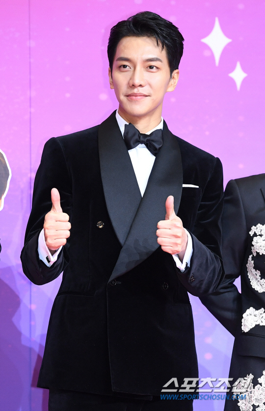 Lee Seung-gi won the SBS Entertainment Award award, which earned All The Butlers five gold medals.The 2018 SBS Entertainment Grand Prize was broadcast live on the SBS Prism Tower in Sangam-dong, Seoul, with Park Soo-hong, HGO Eun and Kim Jong-kook.Lee Seung-gi, All The Butlers, won the grand prize.Lee Seung-gi led his first performing show, All The Butlers, to success since his career in 2017, saying: My heart is beating and my stomach is pounding.Lee Seung-gi, who is fortunate to feel the weight of the object, passes through complex emotions. It seems that many of the things I learned over the shoulders have come to this point.I think this award was not my ability, but the philosophy and beliefs of the masters who appeared in All The Butlers, so I was impressed by viewers. I think I have a lot of innbok, said Lee Sang-yoon, Yook Sungjae, Yang Se-hyung and I want to express my heart to my representative of my agency.When I first started the entertainment, I wanted to run away every time, but I want to share my faith with the representative who suffered together. All The Butlers is a professional that my parents really like. Thank you to my parents who have made it possible to grow up in a harmonious family.Thank you to your fans, too, because you are the reason I exist as Celebrity, he added.Finally, when I chose All The Butlers, I was afraid to give up what I had done before and to top Model new things when I was not able to adapt to the military.But there was a new energy to realize as I hit it. I will walk my way even if I fail without fear of Top Model next year. Then, Jeon So-min won the Grand Prize in Variety. Jeon So-min, who was surprised and tearful, said, Can I get it?I thought I was so happy because I met my good sisters and brothers through the program, and thank you for giving me the prize, he said. I will show you a heavy shoulder and more fun.Kim Jong-kook, who received the producer award, said, I hear a lot about whether I am a SBS employee.In fact, I followed the people who were more like broadcasters, so I built up a lot of ties with SBS. He recently joined the Ugly Our Little and added his interest to his mother.Im allowed to accept this award, crying So Yi-hyun said, I heard a lot of why when I was married, and I wanted to show that (the groom) is attractive enough and lovely.I can show you a lot of good looks because the groom appeared in Sangmyongmong. Watching So Yi-hyun, my husband, Ingyojin, was also impressed by tears.The variety category excellence award was awarded by Restaurant Jo Bo-ah and All The Butlers Yook Sungjae.Yook Sungjae said, I think it is the best prize I have ever received.I will continue to work hard. He laughed with the signature pose of All The Butlers.Jo Bo-ah, who was awarded too much prize, said, Before broadcasting, you try to save the alley market and help the difficult boss.I think it is an award that encourages me to do my best during the year. Running Man Lee Kwang-soo won the popular award, adding: I try a lot to give you a healthy laugh, but there are still many mistakes because it is not enough.I will do my best to give a healthy smile in 2019. The best teamwork award was awarded by Running Man. Ji Seok-jin said, I think it was worth the teamwork.Our friends have become a teamwork that can be accepted like family, like family, no matter what they say, he said. We are running for 10 years.Thank you, added the win, which presented a wonderful celebration stage at the ceremony, was awarded the Shin Stiller Award.So Yi-hyun said: Thank you for loving my family, its our first award for the groom, thank you for the award.I will continue to live hard in the future. Kang Kyung-heon said, I have been broadcasting for more than 20 years, but I did not know that I would receive the Rookie of the Year award. It was the first time for me to perform, but I was warmly welcomed by those who were with me.Bae Jeong-nam, who was loved so much for The Ugly Little Boy this year, won Hot Star of the Year award. I dont know what to do with my body. Thank you to the Ugly Little teams.When I first came to Seoul, I met a lot of good friends, and thank you to all friends. I will not forget the last day and thank you for your parents who have stood here and let me out of the world.I will try hard to be a person who can give fun and laughter to viewers while laughing hard. Jeon Hye-bin, who visited Antarctica through the Jungles Law, won the Best Challenger Award. I have seen with my eyes that global warming is getting serious.I hope that we will all be alert and work hard on the health of the earth. - Winner of the 2018 SBS Entertainment Awards (Like: