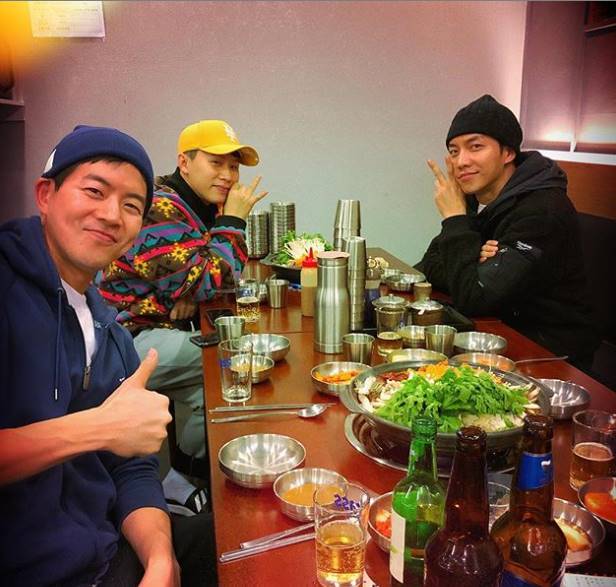 All The Butlers Lee Seung-gi, Yang Se-hyeong, and Yi Sang Yun gathered in one place.Lee Seung-gi recently posted a picture on his Instagram with an article entitled All The Butlers Christmas Shooting End!In the public photos, Lee Seung-gi, Yi Sang Yun, and Yang Se-hyeong, who are gathering together in one place, are shown.The bright faces of the three people suggest the atmosphere of the scene.Meanwhile, Lee Seung-gi, who is active in All The Butlers, was honored with the Grand Prize at the 2018 SBS Entertainment Grand Prize.In addition, Yoon won the Rookie of the Year, Yang Se-hyeong won the Grand Prize, and Yang Sung-jae won the Excellence Prize.