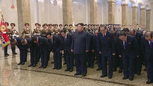 북한 조선중앙TV는 김정은 국무위원장이 김정일 국방위원장 사망 7주기를 맞아 금수산태양궁전을 참배했다고 2018년 12월 17일 보도했다. /조선중앙TV