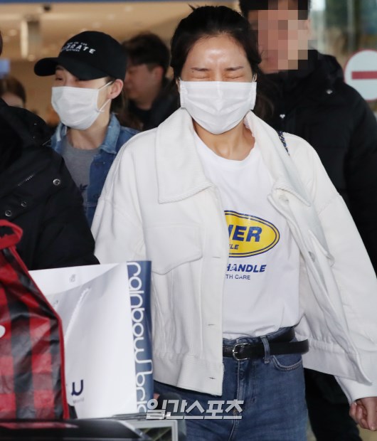 MAMAMOO (Sola, Munbyeol, Wheein, Hwasa) Sola is leaving the airport with fans cheering.