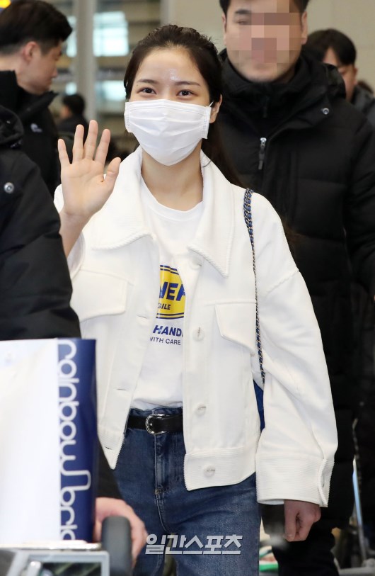 MAMAMOO (Sola, Munbyeol, Wheein, Hwasa) Sola is leaving the airport with fans cheering.