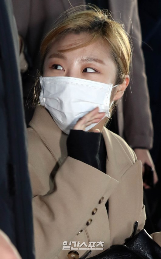 MAMAMOO (Sola, Munbyeol, Wheein, Hwasa) Wheein is leaving the airport with fans cheering.