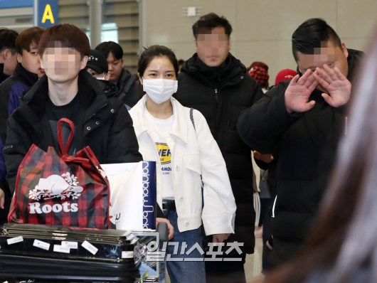 MAMAMOO (Sola, Munbyeol, Wheein, Hwasa) Sola is leaving the airport with fans cheering.