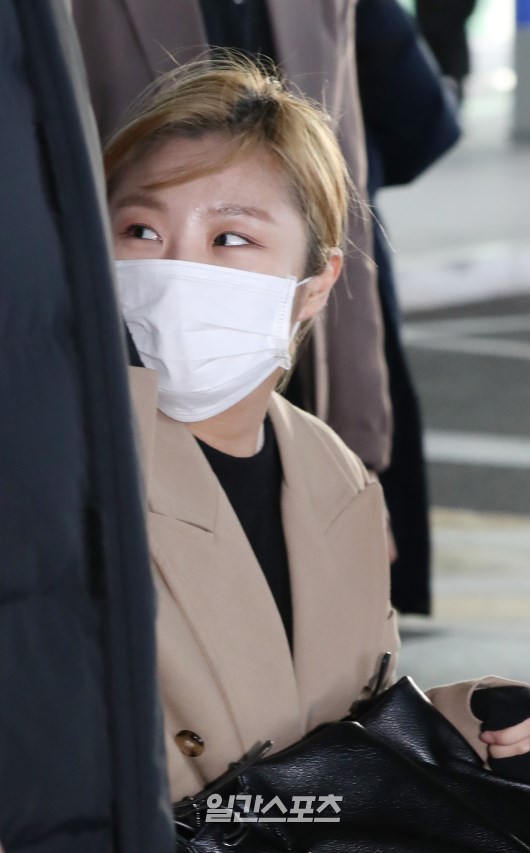 Members of MAMAMOO (Sola, Moonbyeol, Wheein, Hwasa) are leaving the airport, cheered by Fans.