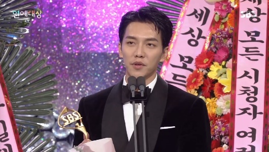 The main character was Lee Seung-gi.The 2018 SBS Entertainment Grand Prize was held on December 28 at SBS Prism Tower in Sangam-dong, Mapo-gu, Seoul.Lee Seung-gi said: My heart is running fast and my stomach is throbbing; I feel like the moment I dream is the most exciting because I have received the big prize I dreamed of when I was vaguely young.I feel the weight of being an object, and I feel very complicated feelings. I feel better than anyone that this award is not my ability.I think that the seniors like Giraseong in front of me, Kang Ho-dong, who is watching on TV, and many good people have learned by them, and I have not been able to come to this place with that teaching. This award is not my ability, but the best masters who appeared in All The Butlers.It is more meaningful because it seems to be a merchant with the weight because it has impressed viewers with the age, philosophy and beliefs of their lives. Lee Seung-gi said: I am the first single target.I am grateful to All The Butlers PD for I am constantly listening to the regrets and improvements that I have been talking to for one or two hours as if I was repentant in a week-long church every time I broadcast.For me, the weekend variety is different, and I think its because of everyones efforts to get loved in a year since I started, thanks to all the staff and the writers.I dont go anywhere, but I cant follow her. Chief Choi Young-in learns and appreciates a lot. I think Im a man of many hearts.Good seniors, juniors, colleagues, members who love, and Yoon who has overcome the adolescent arts, have lost his brother, role model, but without this person, All The Butlers would not have been loved like this.Thank you Yang Se-hyeong, he expressed his affection to the All The Butlers team.Lee Seung-gi said, I would like to say thank you to my best incarceration, Hook Entertainment CEO Kwon Jin-young.I was so scared when I started my first performance, taking me from my high school days and making my debut as a singer.When I was frustrated that I wanted to run away and could do well, the representative gave me the belief that I can do it. After 10 years, there will be an era of crossover of singers, acting and entertainment.It seems that you can be here because of the time you have practiced and invested in the office. It is also the representative who made Choices All The Butlers.I am grateful enough to know what to say and thank you. I want to be together in the future. Lee Seung-gi also said, All The Butlers is a program my parents liked so much.I would like to thank my parents for letting me grow up in a harmonious family and thank my brother for growing up well. Finally, fans, Irene.You are the reason for my celebrity presence. Thank you for always being with me. I have a pressure to say that the end of this position is the last word of Kang Ho-dong, and I think that there is the most left in my heart this year.When I said Choices All The Butlers, many people were concerned: a stable environment, brothers and crew.I was worried and worried about doing a new Top Model at a time when I gave up my existing work and did not adapt to society.As I went on that road, I knew something new and had the energy to realize new.I will walk along the road, even if I fail without following the safe path, just as all the good entertainers have done the top model in 2019 without fear of the top model.Please support me a lot so I can be brave, he said.This years program award went to The Ugly Little Boy.The Ugly Our Little, which started in 2016 and has already been airing for about two and a half years, boasts the highest audience rating among all the entertainment programs currently on air.2018 SBS Entertainment Awards Winners (Winners) List▲ Subject = Lee Seung-gi (All The Butlers)▲ Grand Prize in Variety Division = Jeon So-min (Running Man)▲ Show/Talk Show Award = Yang Se-hyeong (Global Channel - All The Butlers - Michuri)▲ Producer Award: Kim Jong-kook (Running Man - Ugly Our Little)▲ Variety Division Excellence Prize = All The Butlers, Joe Boa (Baek Jong-wons Alley Restaurant)▲ Show/Talk Show Excellence Prize = So Yi-hyun (Dongsangmon 2), Lee Sang-min (Ugly Our Little - The Pan - Unexpected)▲ Program of the Year Award: Ugly Our Little▲ Popularity: Lee Kwang-soo (Running Man)▲ Shin Stiller Award: Victory (Garo Channel - Ugly Little)▲ Best Teamwork Award: Running Man▲ Best Couple Award: Kim Jong-kook Hong Jin-young (Running Man - Ugly Little Girl)▲ Best Family Award: Humanities So Yi-hyun (Sangmongmong 2 - You Are My Destiny)▲ Best Challenger Award = Jeon Hye-bin (Jungles Law)▲ Hot Star of the Year Award: Bae Jung-nam (Ugly Our Little)▲ Best MC Award: Kim Sung-joo (Baek Jong-wons alley restaurant), Kim Sook (Dongsangmong 2 - You are my destiny)▲ Best Entertainer Award: Lim Won-hee (Ugly Our Little Child), Koo Bon-seung (Burning Youth)▲ Mobile Icon Award: Zea, Cheetah (My Way)▲ Radio DJ Award: Kim Chang-yeol (Kim Chang-yeols Old School), Boom (Boom Boom Power)▲ Rookie of the Year: Yoon (All The Butlers), Kang Kyung-heon (Burning Youth)▲ Kang Eun Kyung Award (Entrepreneurship) = Kim Myung-jung (All The Butlers)▲ Kang Eun Kyung Award (Cultural) = Yi Yunju (TV Animal Farm)▲ Kang Eun Kyung Award (Radio) = Yoo Hyun-soo (Power Time of Choi Hwa-jung)