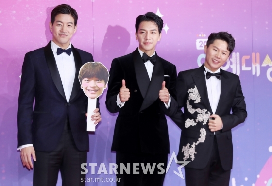 The 2018 SBS Entertainment Awards were held at the SBS prism tower in Sangam-dong, Seoul on the afternoon of the 28th. The comedian Park Soo-hong, actor Han Go-eun and singer Kim Jong-guk took MC.This year, SBS entertainment has gained high ratings and popularity, and SBS did not select the candidates separately, and all SBS programs and performers were candidates.It was expected that all the programs and cast members would be candidates for the contest.He said, The seniors like Giraseong, Kang Ho-dong, who will be watching on TV.I wonder if what I learned over their shoulders and what I learned while broadcasting together gave me a lot of hard flesh, so I could not come here (I think).This award is not my ability, but the best masters who appeared in All The Butlers. It seems to be more meaningful because it is a weighty award because the viewers of All The Butlers impressed me with all the years, philosophy and beliefs of life they have lived.It is the first time for a single target. It seems that everyones ball is the biggest thing that can be loved in a year. Lee Seung-gi served a year and nine months of military service last November and was discharged from the military.He was expected to continue his singer career, but his choice was SBS entertainment program All The Butlers.Lee Seung-gi showed off her dedication in All The Butlers, looking motivated.All The Butlers member Yun, Yang Se-hyung, and Yang Sung-jae overcame the awkwardness and showed a sticky friendship like family and brother.In 2019, Lee Seung-gi is expected to play a role through All The Butlers.