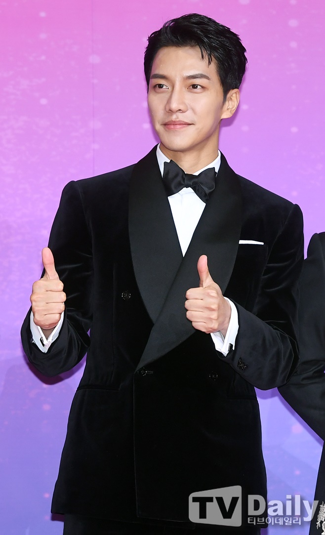 In SBS Entertainment Grand prize, singer and actor Lee Seung-gi won the Grand prize, and the Meru point of SBS entertainment contents was revealed.Lee Seung-gi was named Grand Prize at the 2018 SBS Entertainment Grand Prize (hereinafter referred to as SBS Entertainment Grand Prize) held on the 28th.He won the Grand Prize of Honor over the entertainers who are Kang Ho-dong, Kim Gu-ra, Kim Byung-man, Baek Jong-won, Yoo Jae-seok and Shin Dong-yeop back.Lee Seung-gi, who was on stage, looked embarrassed and surprised even by the award-winning person.Lee Seung-gi, who became the main character of the Grand Prize by defeating the prominent entertainers, repeatedly emphasized that it was an unexpected award at all.In addition, he showed a sense of trying to overcome the embarrassing situation with the words of Grand prize weight and I know it is not a prize received by my ability in the awards testimony.Public reactions have been mixed since Lee Seung-gis Grand Prize Awards for SBS Entertainment Grand Prize.The positive response to his efforts to become the best place in a year after his return to the All The Butlers after military discharge is mixed with the negative response that it is difficult to understand because he does not contribute to Lee Seung-gi as a grand prize.He would have been a big surprise for Lee Seung-gis Grand Prize Awards.It is true that he made a good return to All The Butlers, but the expectation for the Grand Prize was low because he did not show remarkable results in terms of ratings and topicality.Rather, there was a high voice in the Grand Prize of candidates who played in the back of Ugly Our Little which produces issues every time with a high audience rating of more than 20% or Baek Jong-wons Alley Restaurant (hereinafter referred to as Alley Restaurant), which boasts overwhelming topicality.However, last year 2017 SBS Entertainment Grand prize was a difficult situation for the second consecutive year because the Movengers mother corps of Ugly Our Little received the Grand prize.In addition, Baek Jong-won, who is a non-entertainer but is making a big hit in the popularity of alley restaurant, was expected to be the most powerful Grand Prize candidate, but it is thought that SBS was also difficult to select the main character of the Grand Prize.Of course, All The Butlers, which was launched in December last year on SBS, has become a stable one year with a 10% audience rating and a suitable topic by appearing as guests with Choi Bum-am, Cha In-pyo, singer Lee Sun-hee, Son Ye-jin and Lee Soon-jae back.However, since Lee Seung-gi did not drag him alone until All The Butlers came to orbit now, the publics understanding of the Grand Prize is not easy.At the same time, Meru of SBS entertainment shows.Lee Seung-gi of All The Butlers won the Grand Prize and the controversy over it is revealed that Meru, who can not escape from family entertainment such as Ugly Our Little, Sangmymong 2 - You Are My Destiny back, or can not upgrade long-lived contents such as Running Man and Jungles Law back, The situation was made in a mischievous way.Grand prize can not satisfy everyone even if anyone has received it.However, Lee Seung-gis Grand Prize Awards are just a shame for Meru of SBS entertainment, which has produced a strange result that the honor of Grand prize, which is the fruit of long-term ball and effort, is lost.
