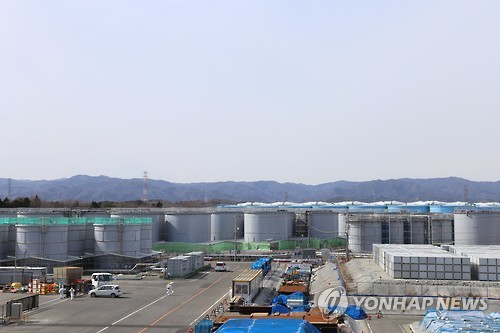 후쿠시마 원전 내부 오염수를 담은 물탱크 (후쿠시마 제1원전=연합뉴스) 김병규 특파원 = 폐로 작업이 진행 중인 후쿠시마(福島) 제1원전 내부에 있는 오염수 탱크의 모습. 2017.2.27   bkkim@yna.co.kr