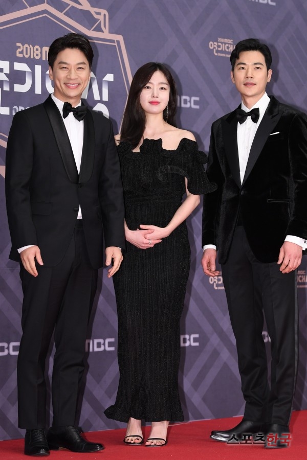 Actor Jung Sang-hoon Han Sun-hwa Kim Kang-woo is attending the 2018 MBC Acting Grand Prize photo wall event held at MBC Media Center in Sangam-dong, Mapo-gu, Seoul on the afternoon of the 30th.