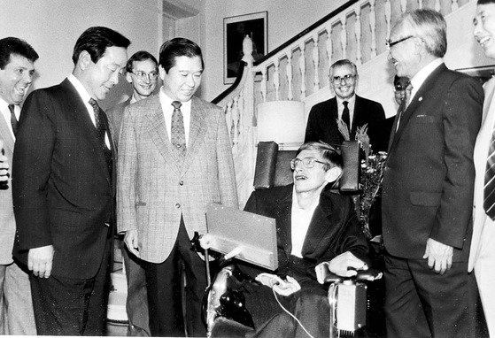 1990년 한국을 처음 방문한 스티븐 호킹 박사가 주한 영국대사관저에서 열린 환영만찬회에서 김영삼 당시 민자당 대표와 김대중 당시 평민당 총재 등과 이야기를 나누는 모습. [중앙포토]