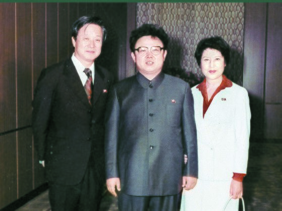 1984년으로 추정되는 사진으로 김정일 북한 국방위원장과 신상옥 감독 그리고 최은희. [중앙포토]