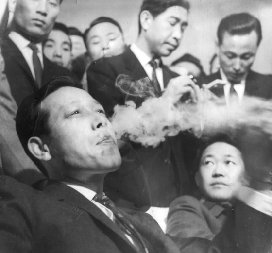 1964년 6월 18일 2차 외유를 떠나기 전 김포공항에서 담배를 피우는 김종필(JP) 전 공화당 의장. JP는 63년 10월 1차 외유에서 돌아온 지 불과 8개월 만에 한일 국교정상화 협상에 따른 여론 악화에 책임을 지고 7개월의 2차 외유를 떠났다. 두 차례 의 외유로 이후 그에게는 ‘풍운아’라는 수식어가 따라붙게 된다. [중앙포토]