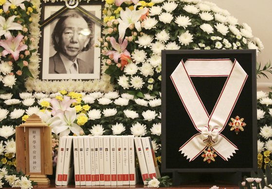 7월 24일 오후 고 최인훈 작가의 빈소가 마련된 종로구 서울대병원 장례식장에 놓인 금관문화훈장과 그의 작품집.[연합뉴스]