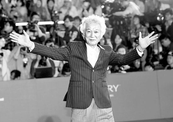 국민배우 강신성일 씨가 2015년 10월 1일 부산광역시 해운대구 영화의전당에서 열린 ‘제20회 부산국제영화제(B1FF)’ 개막식에서 팬들의 환호에 인사하는 모습.[중앙포토]