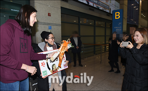 Broadcasters Song Eun-yi and Kim Sook are welcoming volleyball player Kim Yeon-kyung (left) who arrived through Incheon International Airport on the morning of the 30th.