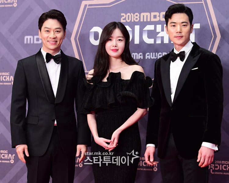 On the afternoon of the 30th, 2018 MBC Acting Grand Prize was held at MBC in Sangam-dong.Actors Kim Sun-a, So Ji-seop, Shin Ha-gyun, Yuli Lee, Jung Jae-young and Chashira were nominated for the Awards.Kim Yong-man and Seo Hyun were in charge of the Awards.Actors Kim Kang-woo, Jung Sang-hoon and Han Sun-hwa of Deryl Husband Ojakdu are attending the photo wall event.