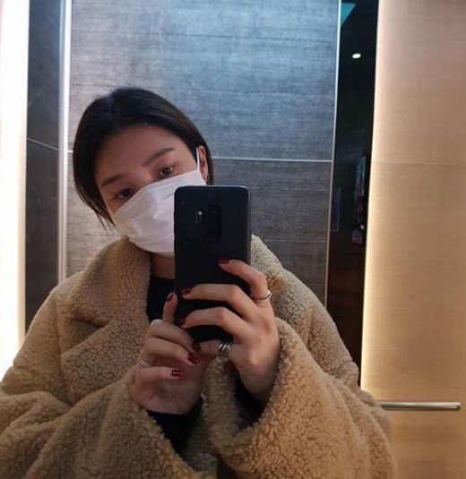 Actor Hyun-kyung Uhm reported on the latest.On the 30th, Hyun-kyung Uhm posted a picture on his Instagram with an article entitled My ears are almost gone, its too cold, everyone be careful with Flu.In the photo, Hyun-kyung Uhm is wearing a mask, but the cute charm stands out.The netizens who watched this are cute, flu watch out, mask is pretty, pretty is still back reaction.