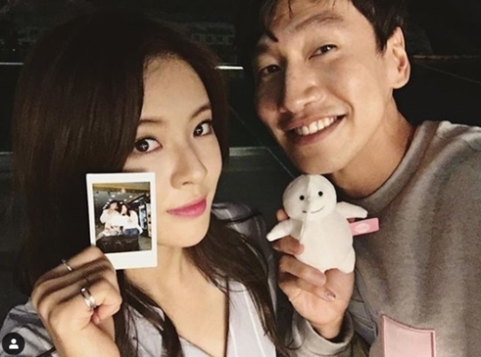 Actors Lee Kwang-soo, 33, and Lee Sun-bin, 24, overcame the 11-year-old age gap and developed into lovers.Lee Kwang-soo and Lee Sun-bin have been in love for five months, according to Lee Kwang-soos agency, King Kong Bystaff.The two men developed into lovers after being a colleague with the first meeting at SBS entertainment Running Man.Lee Sun-bin has expressed his favorable opinion on Running Man several times, referring to Lee Kwang-soo as ideal.Lee Kwang-soo made his debut with MBC sitcom He Comes in 2008 and was loved by various movies and dramas.Especially, Running Man has built a unique character and became a Korean wave star not only in Korea but also in Asia.Lee Sun-bin made his debut in the Chinese drama Seosung Wang Heeji in 2014, and is actively working on various films such as movies, dramas, entertainment, and music videos.