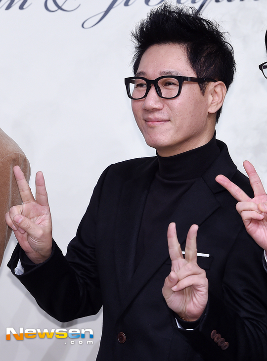 Date of the city DJ Ji Suk-jin celebrated Lee Kwang-soos devotion to Running Man family.Ji Suk-jin mentioned the devotion of Lee Kwang-soo and Lee Sun-bin, who became lovers after appearing on SBS Running Man at MBC FM4U Dooshis Dating Ji Suk-jin broadcast on December 31st.Ji Suk-jin congratulated Lee Kwang-soo and Lee Sun-bin, who are in love for five months, and answered, I would like to comment on the question, Did you know? Lee Kwang-soo is very good at personality, and Lee Sun-bin does not have a thick friendship, but I feel that it is okay, said Ji Suk-jin, who called Lee Sun-bin.Haha has achieved my dream that I can not achieve, said Ji Suk-jin, who said, I am a big dad. I really congratulate you.