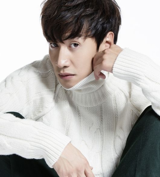 Actor Lee Kwang-soo overcame Lee Sun-bin and age nine Age tea and began his first public romance in 11 years after debut.Lee Kwang-soo and Lee Sun-bins agency King Kongby Starship and Well-Made Star Eanti said on the 31st, The two are right between couple.It has been five months since I met, and Running Man was my first relationship.In particular, the two men became a cool star couple in 20 minutes after the rumor was raised.Among them, Lee Kwang-soo has overcome Lee Sun-bin and 9-year-old Age car and started public love for the first time in 11 years.The relationship between the two began in September 2016 when Lee Sun-bin mentioned Lee Kwang-soo as an ideal type in MBC entertainment Radio Star.At the time, Lee Sun-bin had a frank love call to Lee Kwang-soo, which led to the appearance of SBS entertainment Running Man.Lee Sun-bin could not hide his excitement in Running Man, and Lee Kwang-soo also formed a pink air current with a joyful look.Lee Kwang-soo said, We decided to date from today. We will announce marriage next week.Lee Sun-bin reappeared in Running Man race race in July last year and re-examined his mind toward Lee Kwang-soo. The two people who have been acquainted with this have eventually developed into a couple and are now raising a love for five months.Many people are delighted to celebrate the devotion of the two.Above all, even though he became a Prince of Asia with the success of Running Man, public love is pouring hot Cheering message to Lee Kwang-soo, the first in 11 years.I hope that this new star couple, who have also taken all of their work and love, will be able to win in 2019.Meanwhile, Lee Kwang-soo debuted in 2007 as a model, and in 2009, he announced his face through MBC sitcom High Kick through the Roof. He appeared in various works and built filmography.He also became a Prince of Asia for his performance in Running Man.Lee Sun-bin debuted in 2014 as a Chinese drama Seosung Wang Heeji. He has appeared in various works such as TVN 38 Sagittarius, MBC Missing Nine, TVN Criminal Mind, JTBC Sketch and movie Changwul.DB, King Kongby Starship