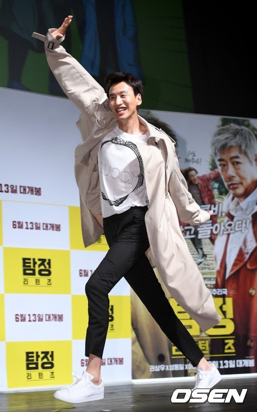 Actor Lee Kwang-soo overcame Lee Sun-bin and age nine Age tea and began his first public romance in 11 years after debut.Lee Kwang-soo and Lee Sun-bins agency King Kongby Starship and Well-Made Star Eanti said on the 31st, The two are right between couple.It has been five months since I met, and Running Man was my first relationship.In particular, the two men became a cool star couple in 20 minutes after the rumor was raised.Among them, Lee Kwang-soo has overcome Lee Sun-bin and 9-year-old Age car and started public love for the first time in 11 years.The relationship between the two began in September 2016 when Lee Sun-bin mentioned Lee Kwang-soo as an ideal type in MBC entertainment Radio Star.At the time, Lee Sun-bin had a frank love call to Lee Kwang-soo, which led to the appearance of SBS entertainment Running Man.Lee Sun-bin could not hide his excitement in Running Man, and Lee Kwang-soo also formed a pink air current with a joyful look.Lee Kwang-soo said, We decided to date from today. We will announce marriage next week.Lee Sun-bin reappeared in Running Man race race in July last year and re-examined his mind toward Lee Kwang-soo. The two people who have been acquainted with this have eventually developed into a couple and are now raising a love for five months.Many people are delighted to celebrate the devotion of the two.Above all, even though he became a Prince of Asia with the success of Running Man, public love is pouring hot Cheering message to Lee Kwang-soo, the first in 11 years.I hope that this new star couple, who have also taken all of their work and love, will be able to win in 2019.Meanwhile, Lee Kwang-soo debuted in 2007 as a model, and in 2009, he announced his face through MBC sitcom High Kick through the Roof. He appeared in various works and built filmography.He also became a Prince of Asia for his performance in Running Man.Lee Sun-bin debuted in 2014 as a Chinese drama Seosung Wang Heeji. He has appeared in various works such as TVN 38 Sagittarius, MBC Missing Nine, TVN Criminal Mind, JTBC Sketch and movie Changwul.DB, King Kongby Starship
