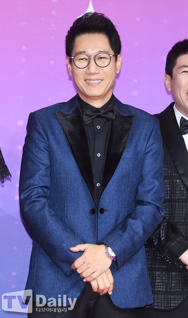 Comedian Ji Suk-jin has celebrated the romance of actor Lee Kwang-soo, who is co-starring in Running Man.On MBC FM4U Dooshis date Ji Suk-jin, which was broadcast on the afternoon of the 31st, Ji Suk-jin mentioned the devotion of Lee Kwang-soo and Lee Sun-bin, who became a hot topic on the morning of the day.Ji Suk-jin said, Congratulations on the devotion of Lee Kwang-soo and Lee Sun-bin.When the guest, Hur Il-hoo announcer, asked, Did you know in advance?, Ji Suk-jin laughed and laughed, I will comment.Ji Suk-jin, who expressed affection for his close junior Lee Kwang-soo, I am very good at personality, also cheered on Lee Sun-bin, saying, I do not have a thick friendship but I feel good.Moreover, Ji Suk-jin surprised everyone by even calling Lee Sun-bin Mr. Jesu.Earlier this morning, Lee Kwang-soo and Lee Sun-bins agency acknowledged that they were living for five months.The two men were reported to have made a relationship with Running Man and Anthraji together.