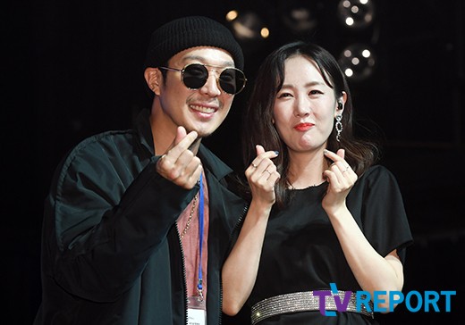 Members of Running Man have been hit by a previous grade slope.Actor Lee Kwang-soo acknowledged his devotion to Lee Sun-bin, and Haha and the star couple reported the third pregnancy news.First, the devotion of Lee Kwang-soo and Lee Sun-bin, the last couple of the year, was known as solo coverage today (31st).As a result, Lee Kwang-soo and Lee Sun-bin formed a relationship through SBS entertainment Running Man.Lee Sun-bin has also named Lee Kwang-soo as his ideal type in MBC Radio Star prior to Running Man.It was about five months since I started to meet in earnest.Lee Kwang-soos agency also said, The two of us are right between lovers. We met through Running Man and have been in love for five months.Lee Sun-bin also said, Lee Sun-bin is in love with Lee Kwang-soo.Theyre both good people. Take a good look at them.In addition, Haha and the star couple reported on the third pregnancy news. Their agency said, The third pregnancy is right.This is the early stage, he said.Ji Suk-jin, the eldest brother of Running Man, blessed four people through broadcasting.I congratulate Lee Kwang-soo and Lee Sun-bin on their devotion at 2 oclock date Ji Suk-jin.Ji Suk-jin said, Lee Kwang-soo is very personality.I do not have a strong relationship with Lee Sun-bin, but I feel good. Lee Sun-bin called Lee Su-soo and attracted attention.Haha and the star couple blessed that Haha has achieved my dream of not being able to achieve it, and I congratulate you all.