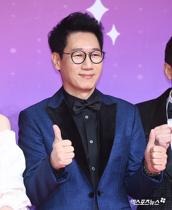 Date of the Duchy, Ji Suk-jin mentioned the devotion of Lee Kwang-soo and Lee Sun-bin.On MBC FM4U Dooshis Dating Ji Suk-jin broadcast on the 31st, DJ Ji Suk-jin mentioned the story of members such as Lee Kwang-soo and Haha of Running Man.Ji Suk-jin said, I congratulate Lee Kwang-soo and Lee Sun-bin on their devotion, Lee Kwang-soo and Lee Sun-bin said.Lee Kwang-soo and Lee Sun-bin are at the center of the topic on the news that they are in love for five months through SBS entertainment Running Man.When the announcer Hur Il-hoo, who was with him at the post, asked, Did you know Miri (the two peoples devotion)? Ji Suk-jin laughed, saying, I will comment.Ji Suk-jin also said, Lee Kwang-soo is very personality.Lee Sun-bin is not really a friend, but I feel it is okay. He called Lee Sun-bin Mr. Su - soo and once again laughed.In the news of Haha and the stars third pregnancy, Ji Suk-jin also said, Haha has achieved a dream that I can not achieve. I have not given birth yet, but I am a dad.In the morning, it was reported that the star was the 10th week of pregnancy, and Haha and the star couple, who will soon be the parents of three children, were celebrated.Photo = DB