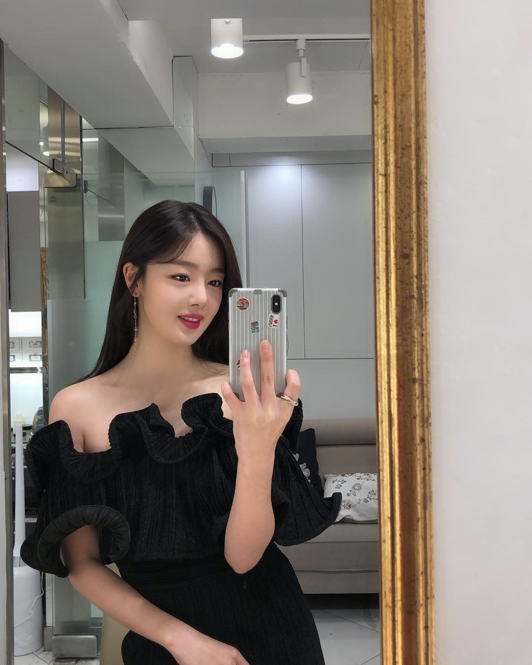 Actor Han Sun-hwa showed off her elegant figure.On the 31st, Han Sun-hwa released two photos through his Instagram.Han Sun-hwa in the public photo is a fascinating atmosphere by digesting the Black Dress like a tantalizing figure. His innocent makeup, which is not overly over, also attracts Sight.Han Sun-hwa appeared in the MBC drama Deryl Husband Ojakdu, which ended in May.Photo = Han Sun-hwa Instagram