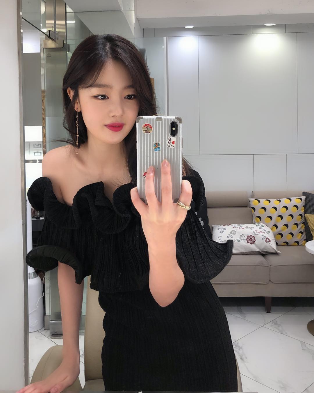 Actor Han Sun-hwa showed off her elegant figure.On the 31st, Han Sun-hwa released two photos through his Instagram.Han Sun-hwa in the public photo is a fascinating atmosphere by digesting the Black Dress like a tantalizing figure. His innocent makeup, which is not overly over, also attracts Sight.Han Sun-hwa appeared in the MBC drama Deryl Husband Ojakdu, which ended in May.Photo = Han Sun-hwa Instagram