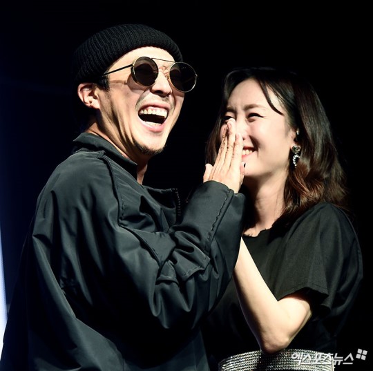 Running Man family finish 2018 with double slopeOn the last day of 2018, the news of the devotion and pregnancy of Running Man members was reported, adding to the warm year-end atmosphere.First, I heard that Lee Kwang-soo is in love with actor Lee Sun-bin.The two agencies said, It is right that the two people are in love for five months, he said, with the Running Man.Please watch it beautifully, he asked.The relationship between the two began with Lee Sun-bins active appearance.Lee Sun-bin, who starred in MBC Radio Star two years ago, said, I think it will fit well with Lee Kwang-soo. Lee Kwang-soo was named as his ideal.Lee Sun-bin has appeared twice in Running Man and has been suspicious of Lee Kwang-soo and Al-Kon-Dalkong, which led to other members and viewers as real lovers.And at the time of finishing 2018, the twos devotions were revealed.In that Lee Sang-hyung has developed into a real lover after Thumb, the netizens are giving a great congratulations to the devotion of the two.The news of the third pregnancy of Haha and Byul was followed.Haha and Byuls agency, Kwan Entertainment, said, Byul is pregnant with the third one. I am careful because I do not know my acquaintances because I am still in the early stages.Haha - Byul couple who married on November 30, 2012 and have a son Dream and Soul in their arms are celebrating their third pregnancy in about two years.The two men had expressed their third desire early on.Byul, who starred in Video Star last August, said: Actually Haha wanted a daughter, so she said, Lets have a third baby, but it was hard to raise two children.Haha gave up the third when I saw me raising, he said. My husband said, Lets stop, sing your favorite song. Following Lee Kwang-soos public devotion news, fans who heard the Haha-Byul couples third pregnancy gave a great congratulations to the overlapping of Running Man members.Running Man colleagues also congratulated him.Ji Suk-jin congratulates Lee Kwang-soo Lee Sun-bin on his MBC FM4U 2 oclock date Ji Suk-jin on the 31st. Lee Kwang-soo is very personality.I do not have a thick relationship with Lee Sun-bin, but I feel good. Lee Sun-bin also laughed at the title of Mr.Ji Suk-jin also congratulated Haha and Byul on their pregnancy, saying, Haha has achieved my dream of not being able to do it; I really congratulate you all.Photo = SBS , DB