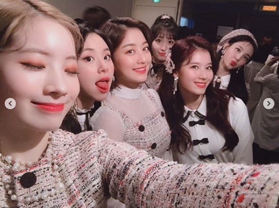 [해시태그] "2018년 안녕"..트와이스, 깜찍 셀카 대방출 | 인스티즈