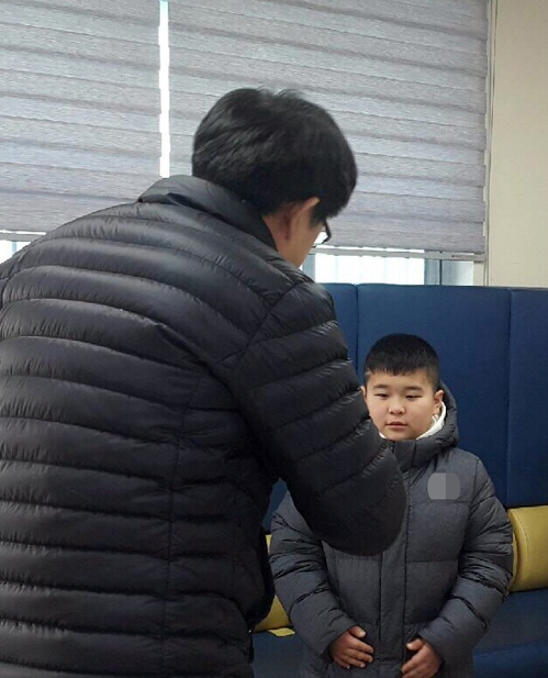 유창복 어린이(오른쪽) [부산경찰청 제공]