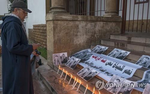 모로코서 피살된 북유럽 여성 관광객 2명을 애도하려고 모인 사람들[EPA=연합뉴스 자료사진]
