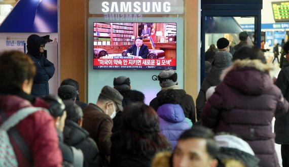 1일 오전 서울역 대합실에서 시민들이 김정은 북한 국무위원장의 신년사를 시청하고 있다. 김 위원장은 신년사에서 남북경협의 상징인 '개성공단' 가동과 '금강산관광'을 조건 없이 재개할 용의가 있음을 밝힌 데 이어 남북관계의 추가 진전과 함께 한반도 비핵화를 위한 북·미 정상회담의 필요성을 강조하기도 했다. 사진=박범준 기자