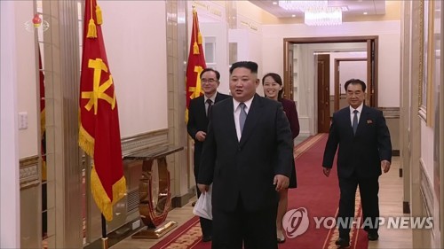 김정은 위원장과 함께 신년사 발표장으로 향하는 김여정·조용원 (서울=연합뉴스) 김정은 북한 국무위원장이 1일 오전  여동생인 김여정 당 선전선동부 제1부부장, 조용원 당 조직지도부 부부장(왼쪽), 김창선 국무위원회 부장(오른쪽)과 함께 노동당 청사에 마련된 신년사 발표장으로 들어가고 있다.    [국내에서만 사용가능. 재배포 금지. For Use only in the Republic of Korea. No Redistribution] nkphoto@yna.co.kr