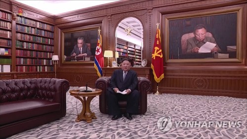 이례적으로 소파에 앉아 신년사 발표하는 김정은 국무위원장 (서울=연합뉴스) 조선중앙TV는 1일 오전 김정은 북한 국무위원장의 신년사 발표를 보도했다. 김정은 위원장은 예전과 달리 올해는 소파에 앉아 신년사를 발표했다. [국내에서만 사용가능. 재배포 금지. For Use only in the Republic of Korea. No Redistribution] nkphoto@yna.co.kr